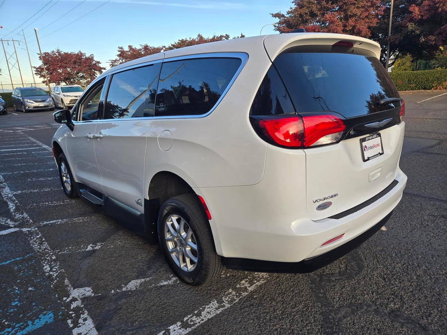 PRE OWNED 2022 Chrysler Voyager LX