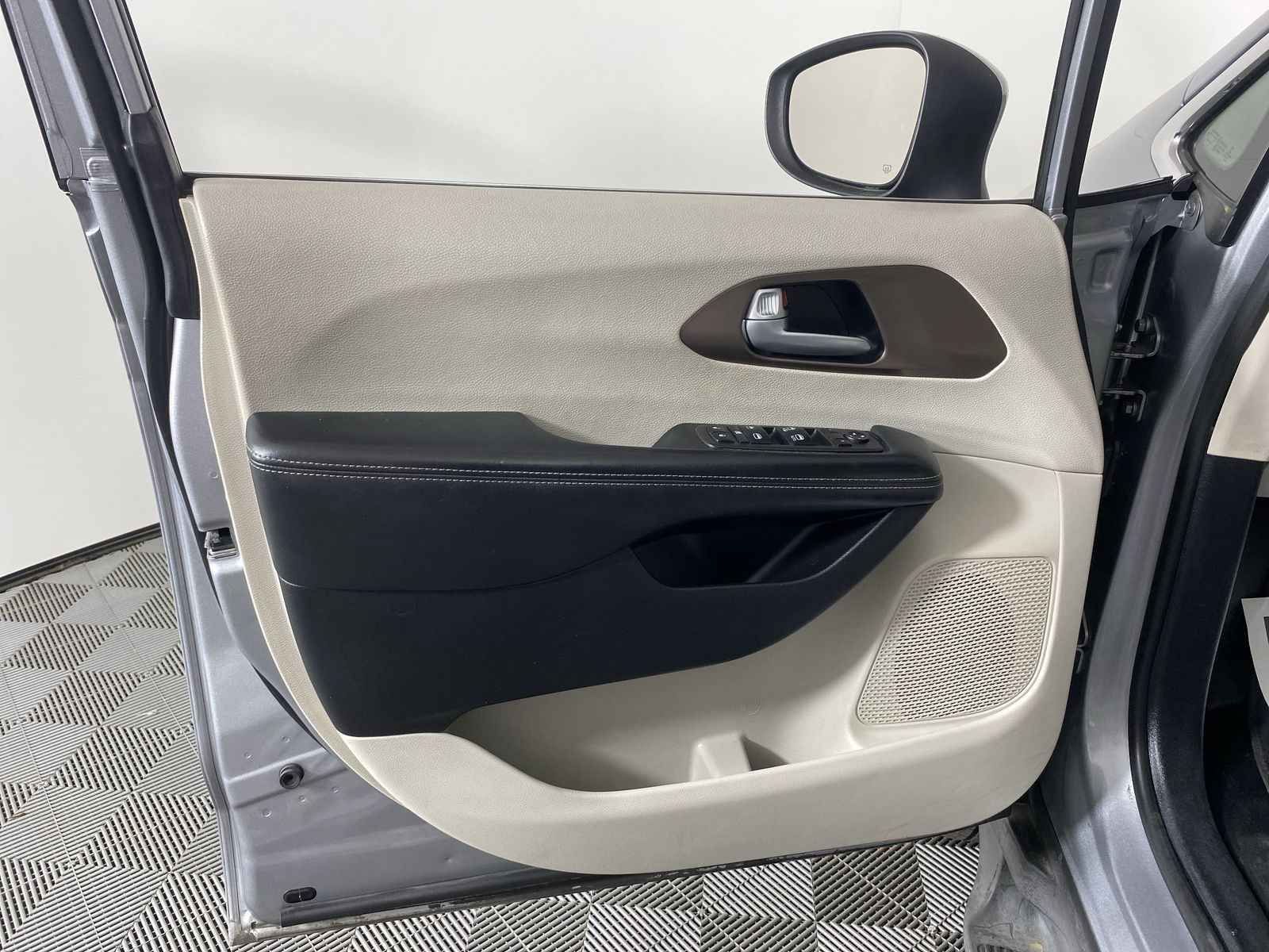 2021 Chrysler Voyager LXI - Photo 8