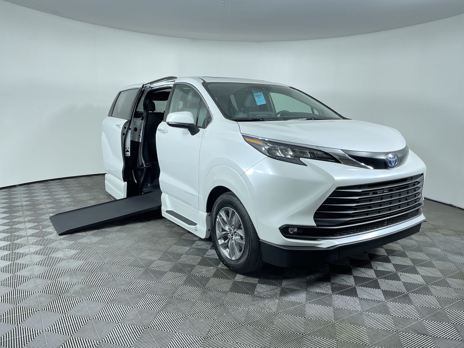 2025 Toyota Sienna XLE's photo