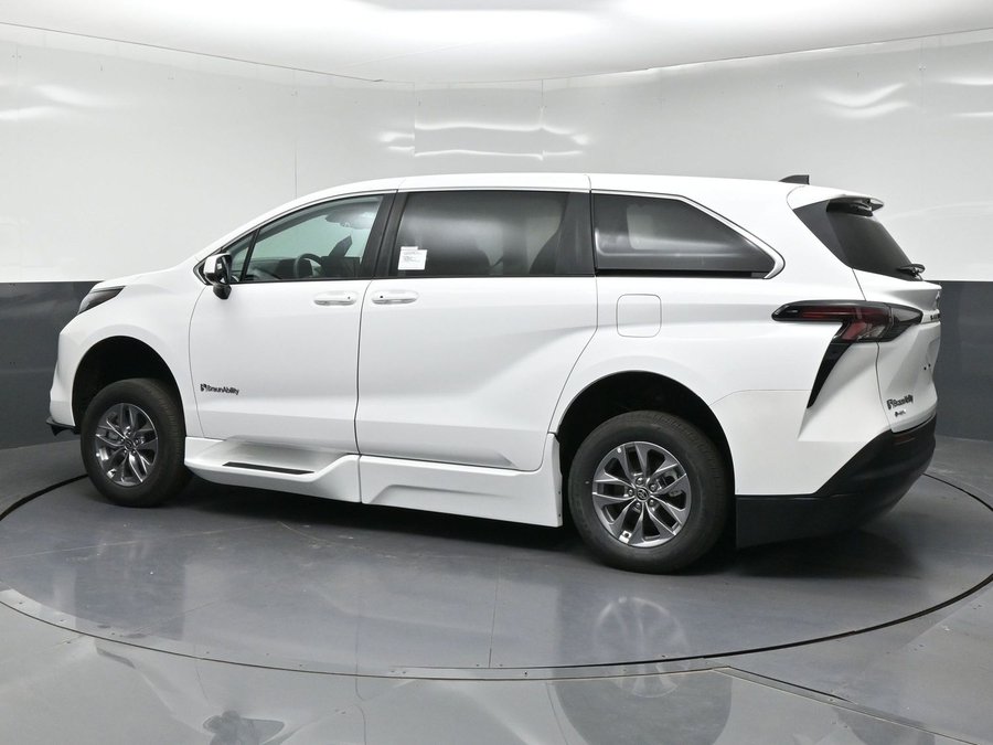 New 2026 Toyota Sienna LE