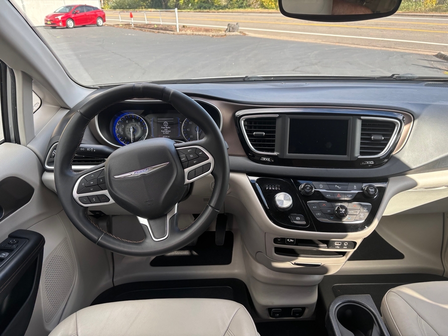 PRE OWNED 2018 Chrysler Pacifica Touring L