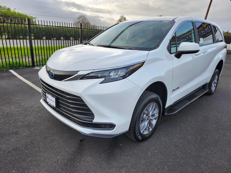 New 2026 Toyota Sienna LE W 3RD ROW