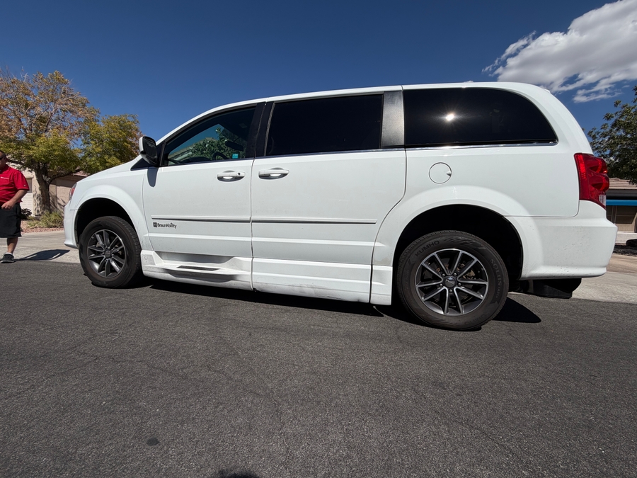 PRE OWNED 2017 Dodge Grand Caravan SXT