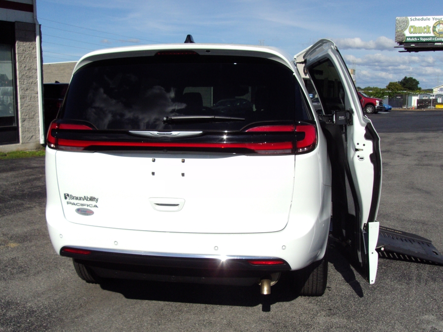 PRE OWNED 2025 Chrysler Pacifica Select Safety
