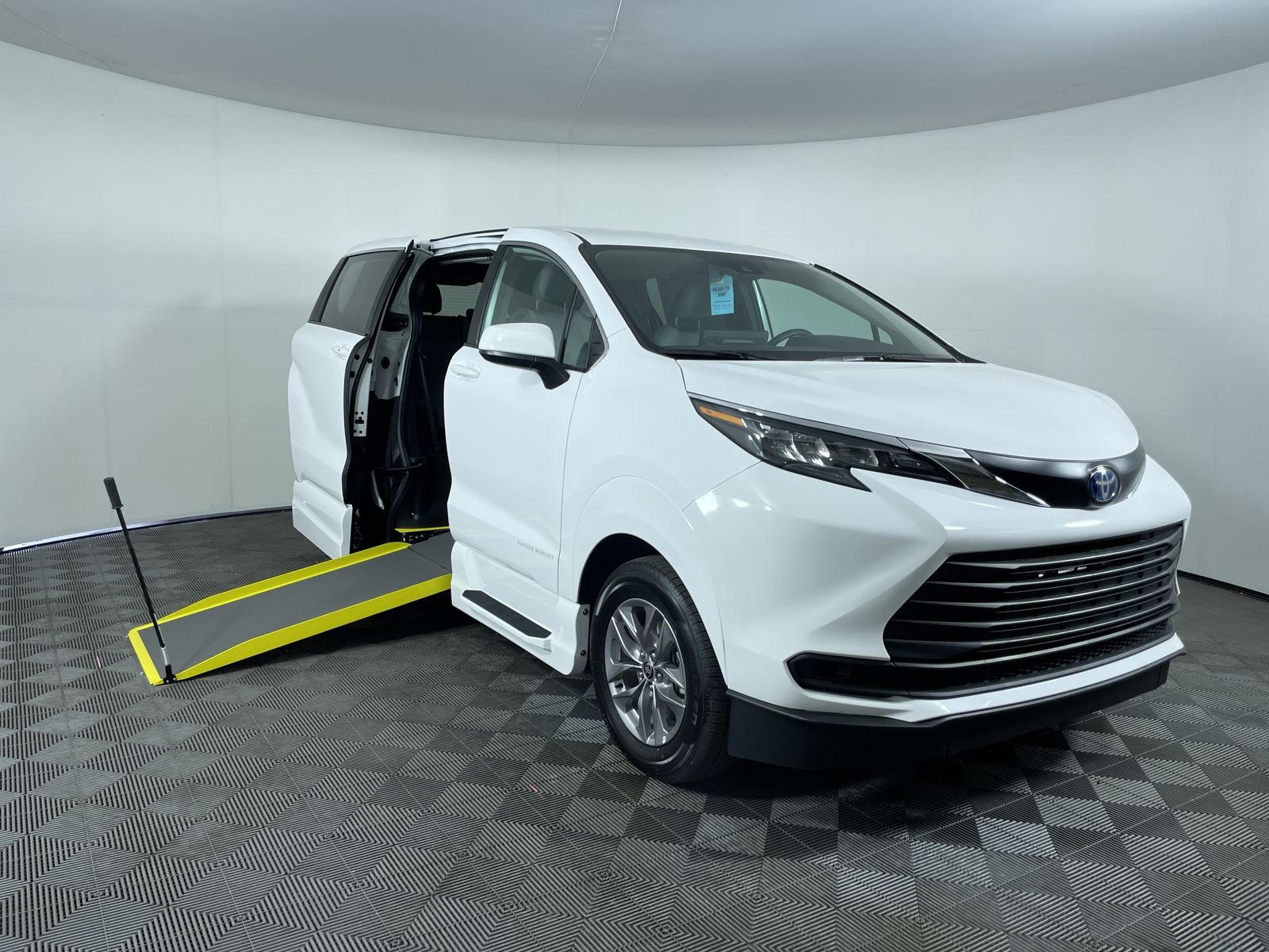 2025 Toyota Sienna LE