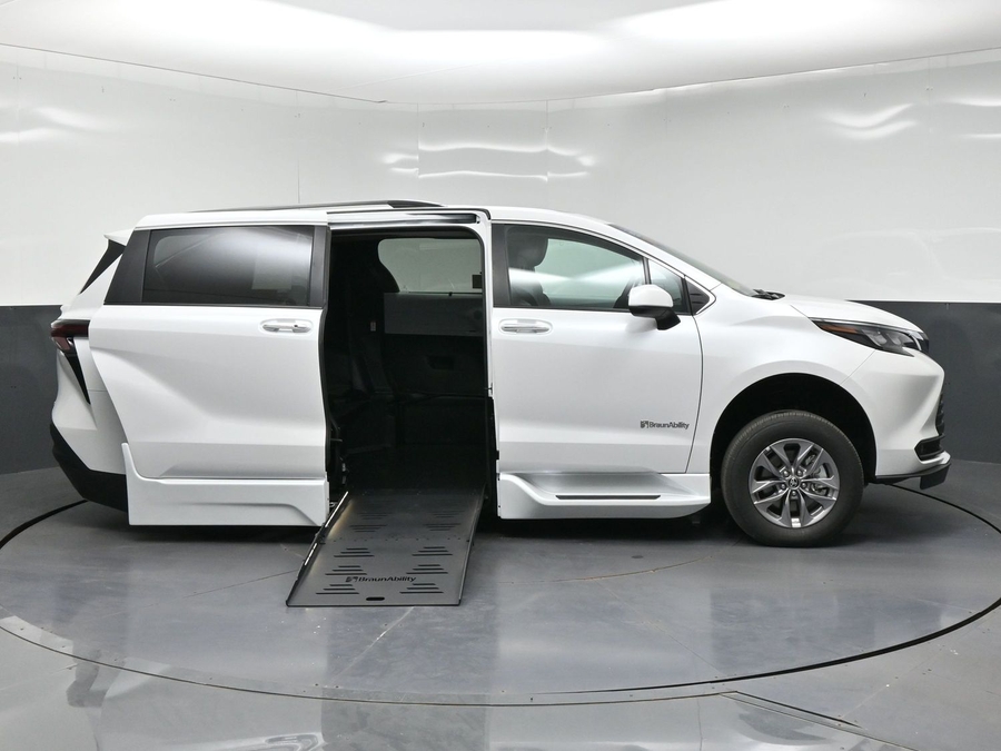 New 2026 Toyota Sienna XLE Base
