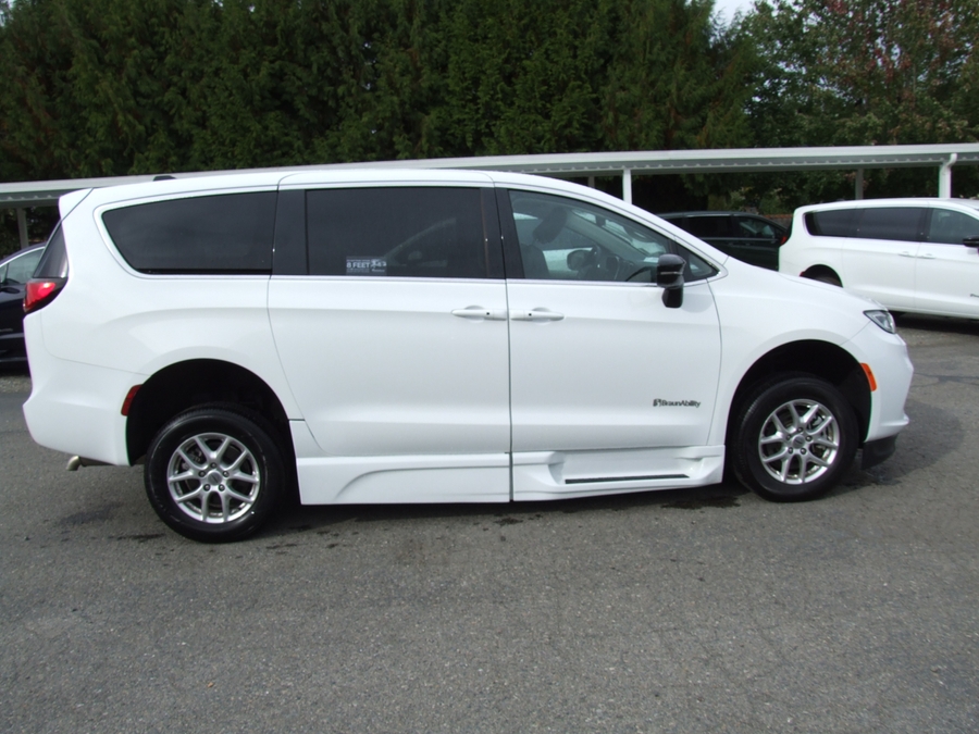 PRE OWNED 2024 Chrysler Pacifica Touring L