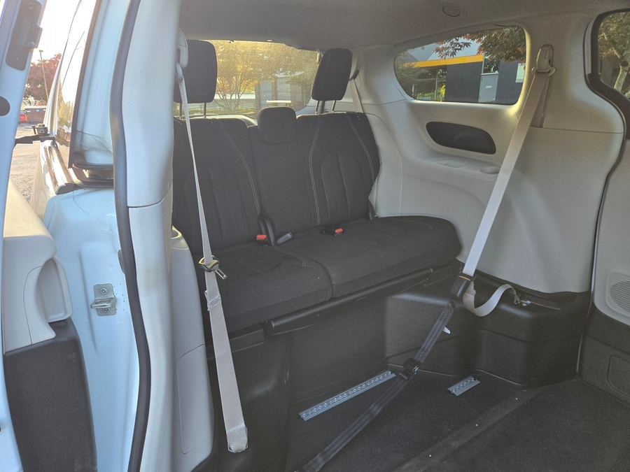 PRE OWNED 2022 Chrysler Voyager LX