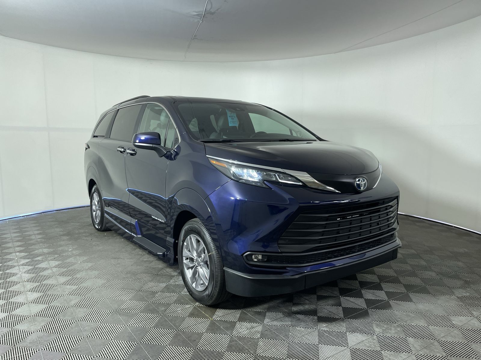2025 Toyota Sienna XLE - Photo 24