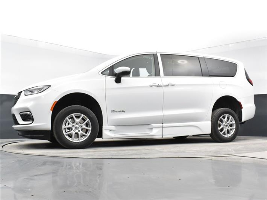 CERTIFIED PRE-OWNED 2024 Chrysler Pacifica Touring L
