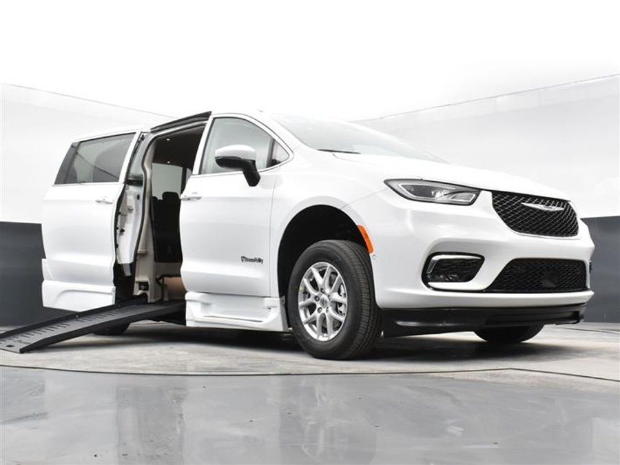 CERTIFIED PRE-OWNED 2024 Chrysler Pacifica Touring L