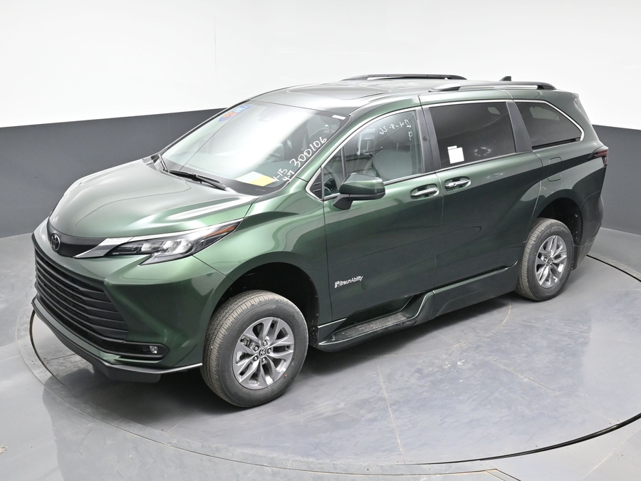 New 2026 Toyota Sienna XLE Base
