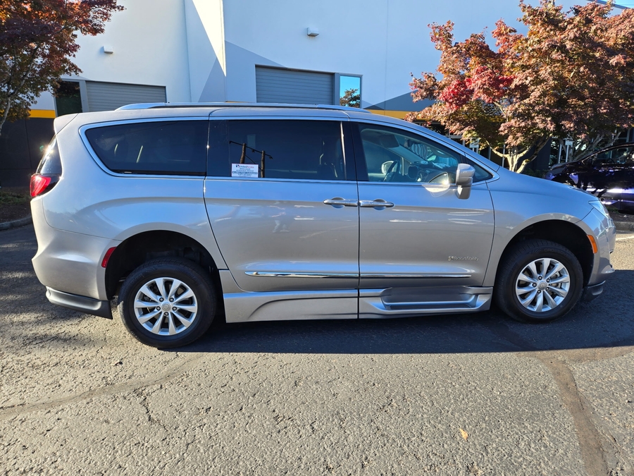 PRE OWNED 2019 Chrysler Pacifica Touring L