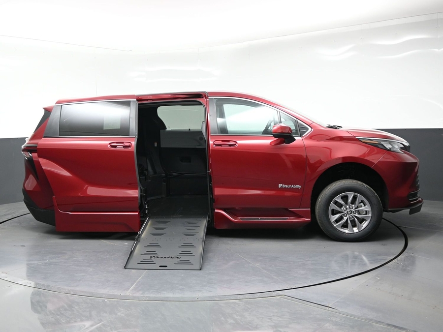 New 2026 Toyota Sienna LE