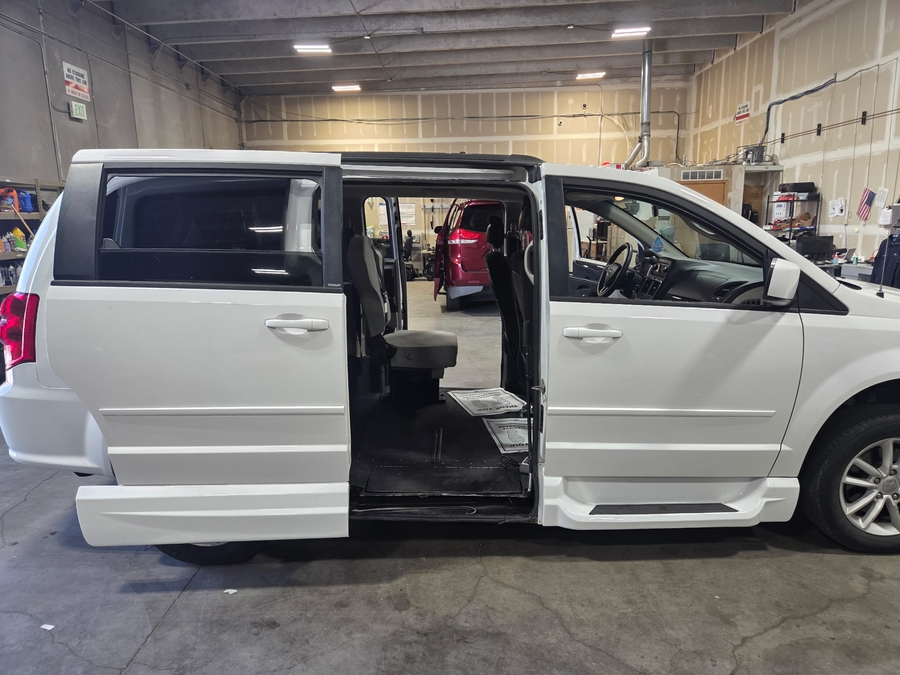 PRE OWNED 2014 Dodge Grand Caravan SXT