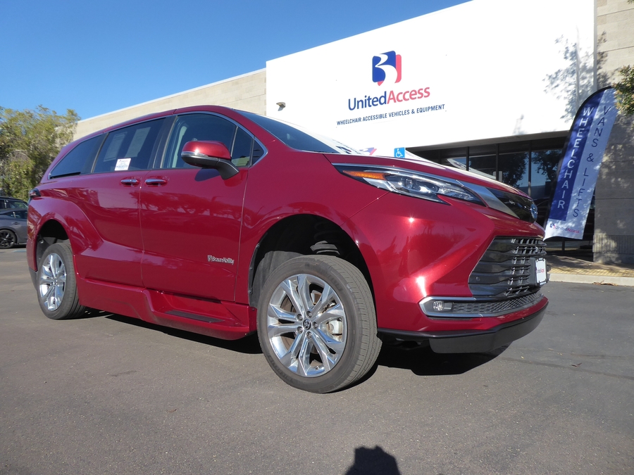 PRE OWNED 2024 Toyota Sienna Platinum