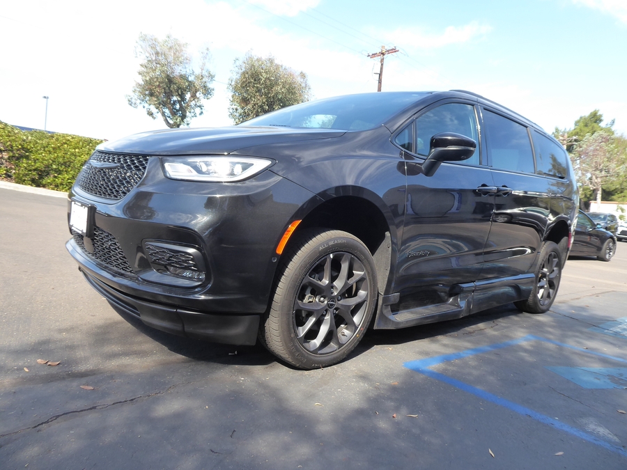 PRE OWNED 2023 Chrysler Pacifica Touring L
