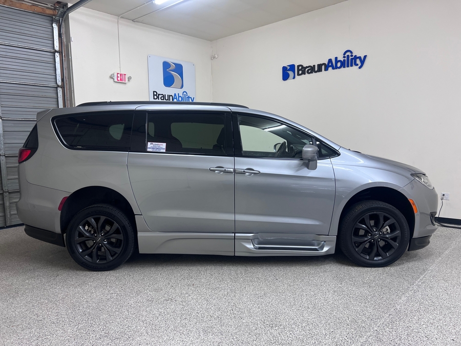 PRE OWNED 2020 Chrysler Pacifica Touring L