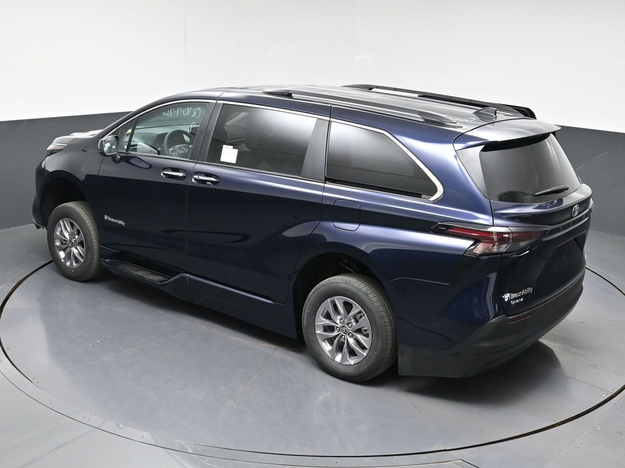 New 2026 Toyota Sienna XLE Base