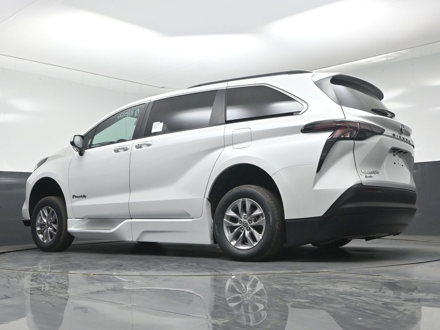 New 2026 Toyota Sienna XLE Base