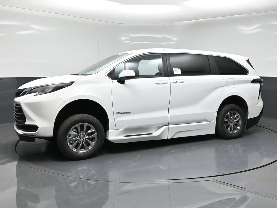 New 2026 Toyota Sienna LE