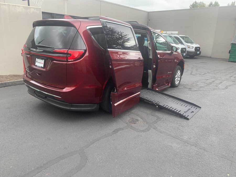 PRE OWNED 2022 Chrysler Pacifica Touring L