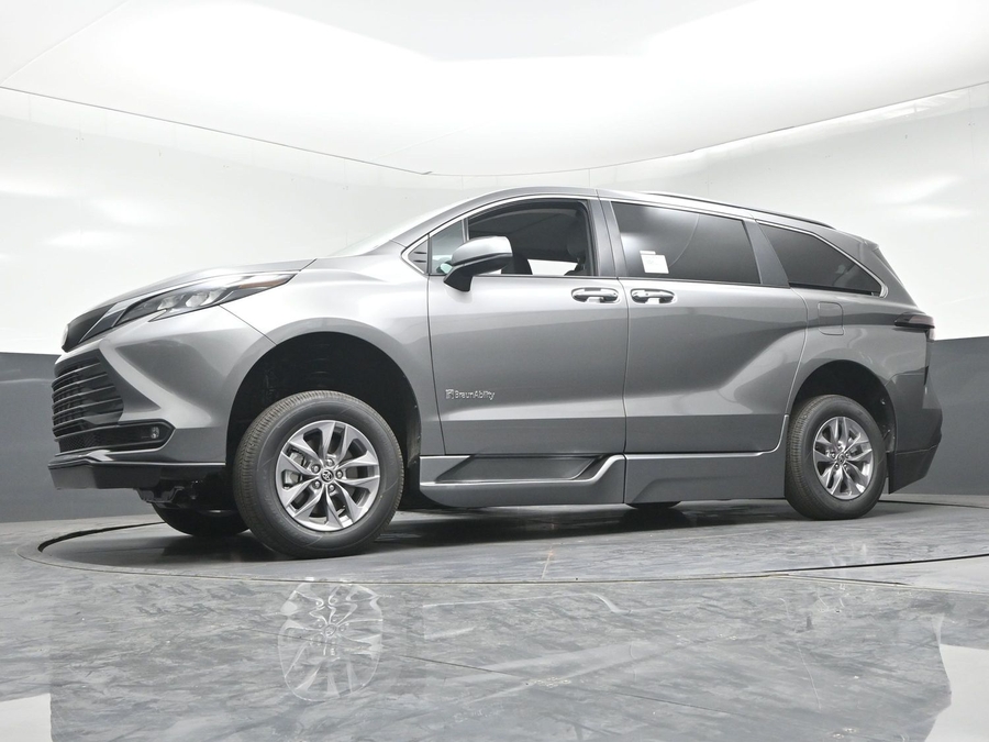 New 2026 Toyota Sienna XLE Base