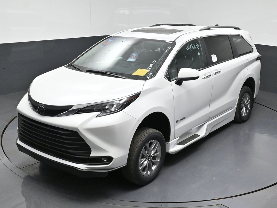 New 2026 Toyota Sienna XLE Base
