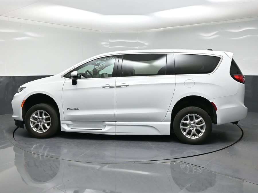 PRE OWNED 2023 Chrysler Pacifica Touring L