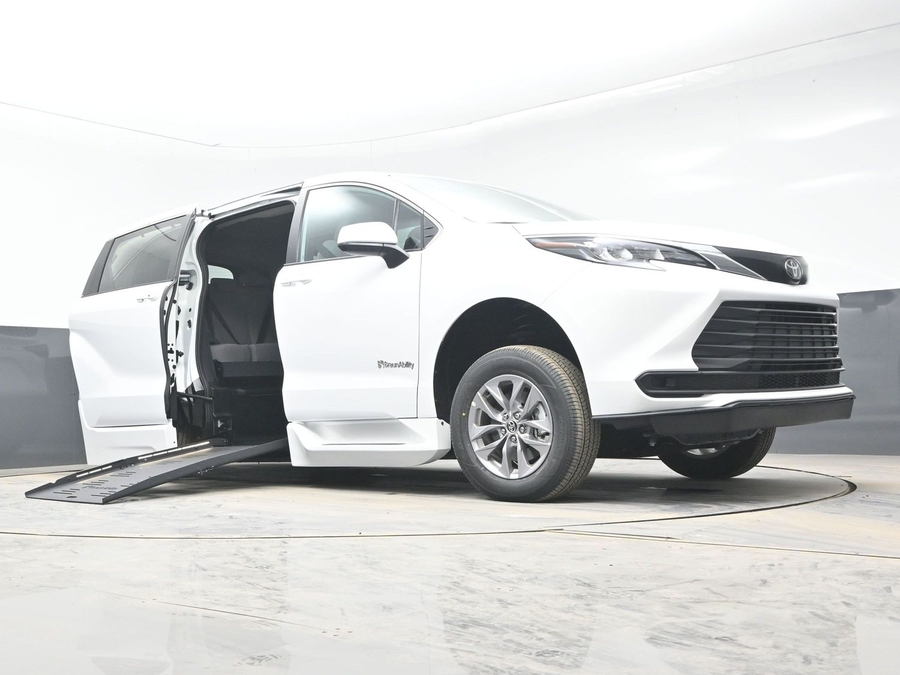 New 2026 Toyota Sienna LE