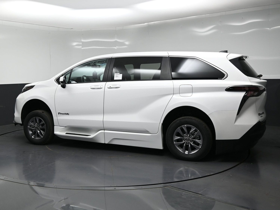New 2026 Toyota Sienna LE