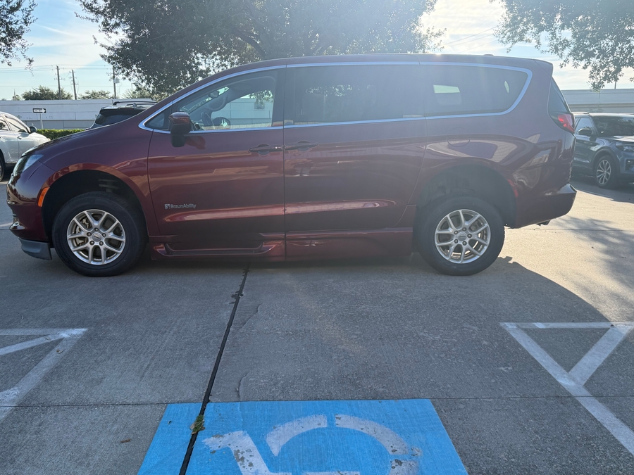 PRE OWNED 2023 Chrysler Voyager LX