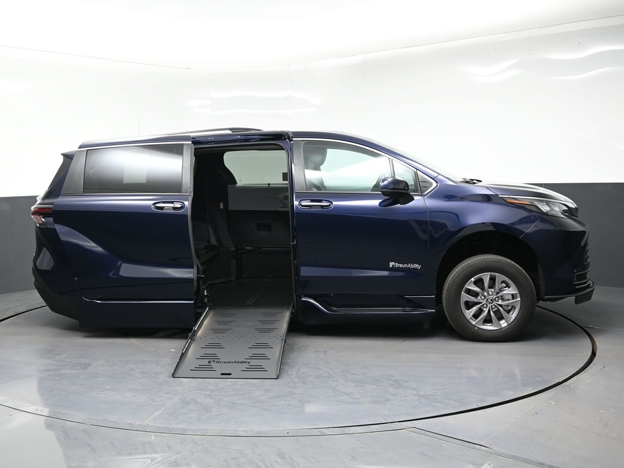 New 2026 Toyota Sienna XLE Base