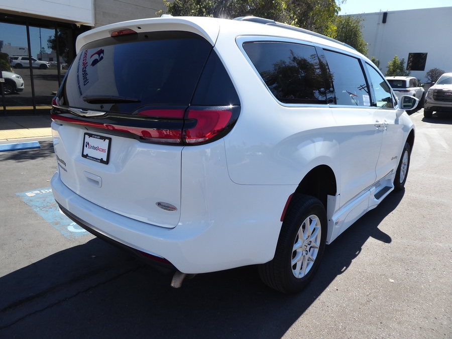 PRE OWNED 2022 Chrysler Pacifica Touring L
