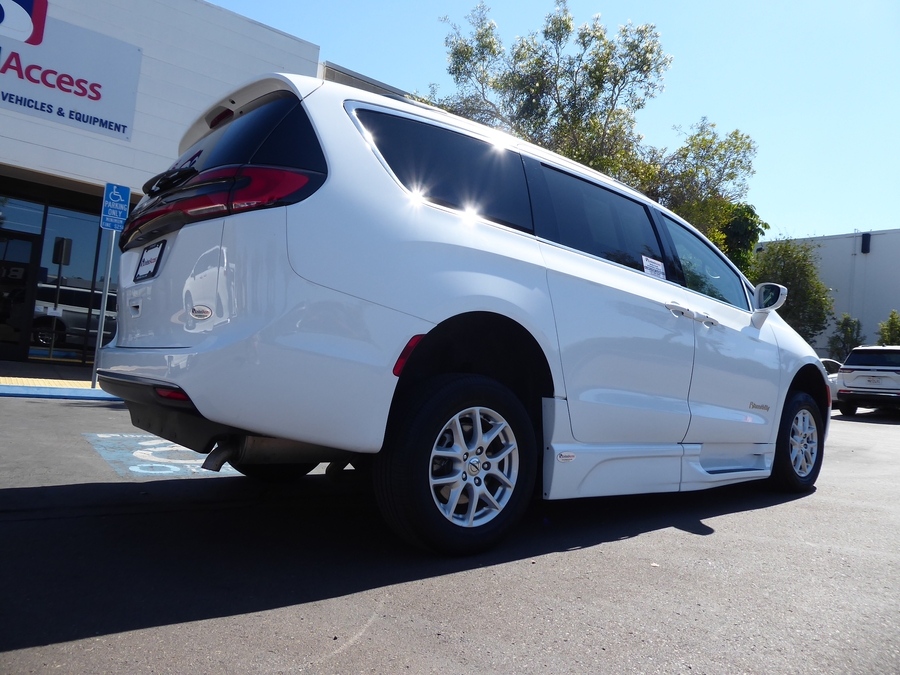 PRE OWNED 2022 Chrysler Pacifica Touring L