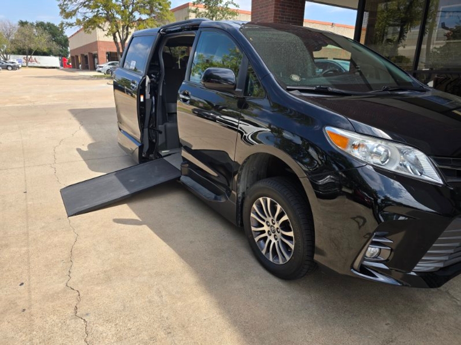 PRE OWNED 2018 Toyota Sienna XLE JS909745
