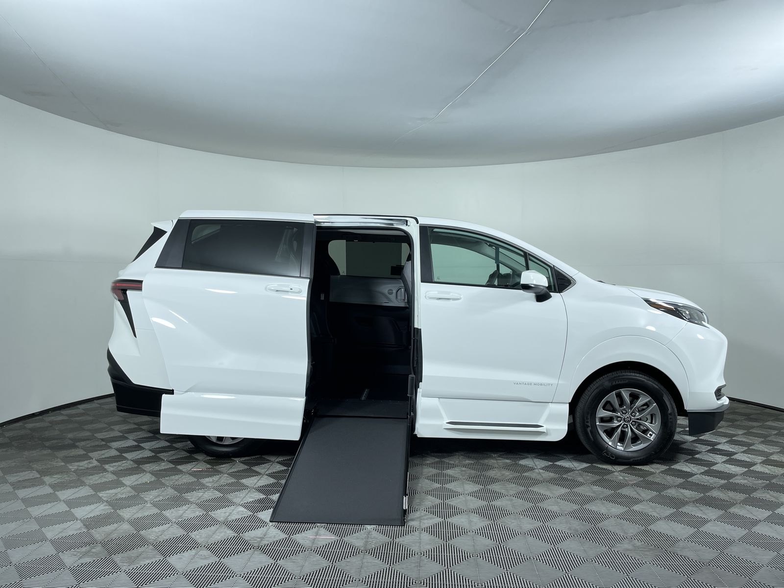 2025 Toyota Sienna LE - Photo 2