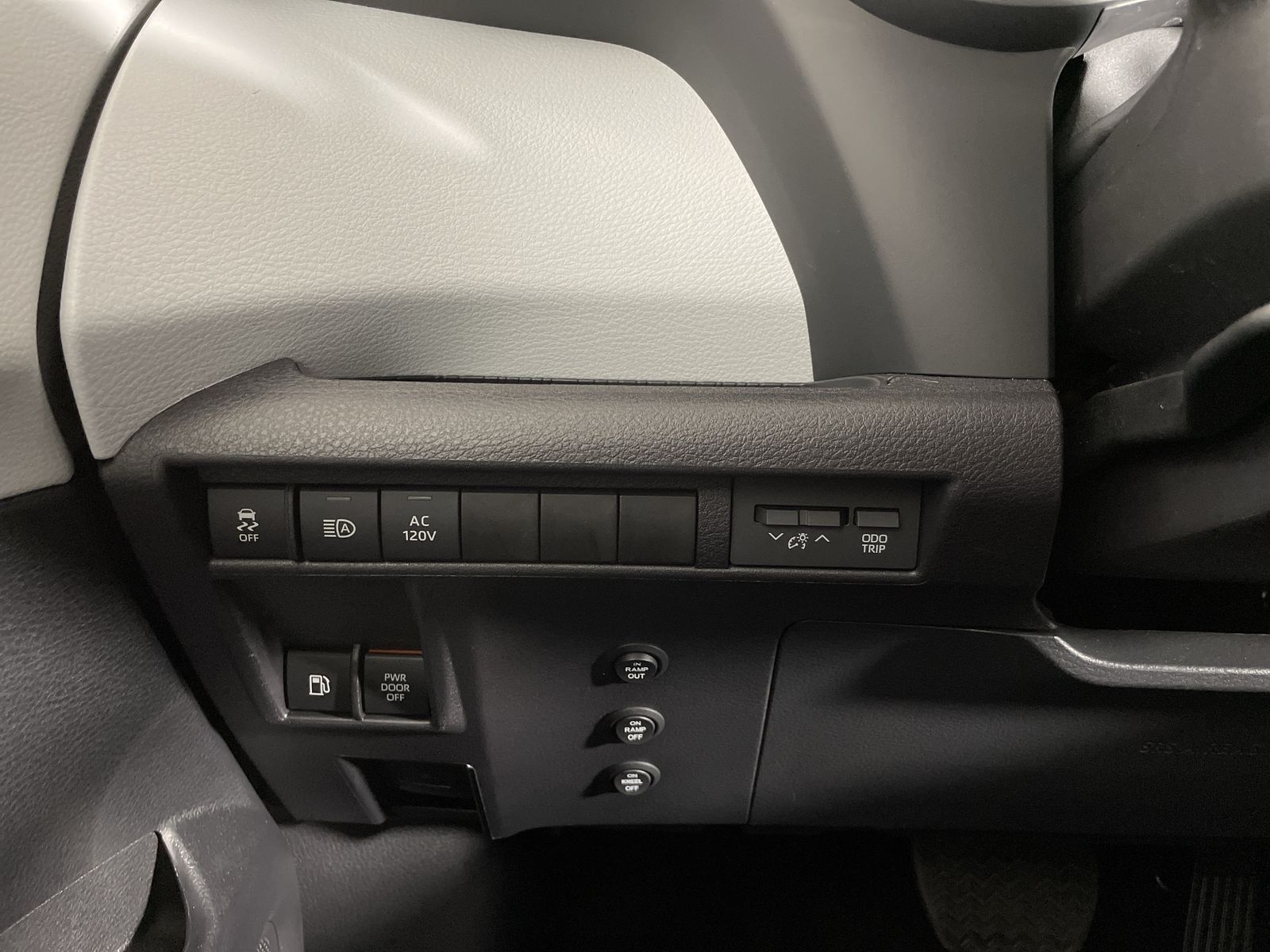 2025 Toyota Sienna XSE - Photo 9