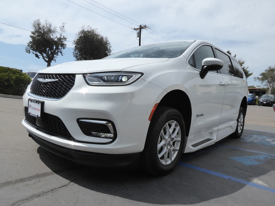 PRE OWNED 2023 Chrysler Pacifica Touring L