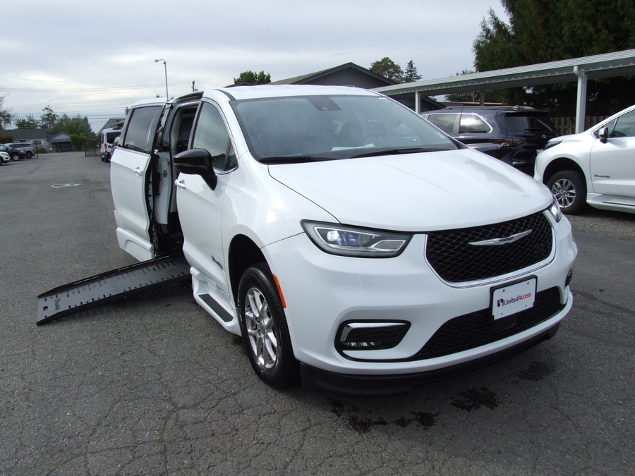 PRE OWNED 2024 Chrysler Pacifica Touring L