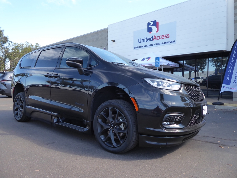 PRE OWNED 2023 Chrysler Pacifica Touring L