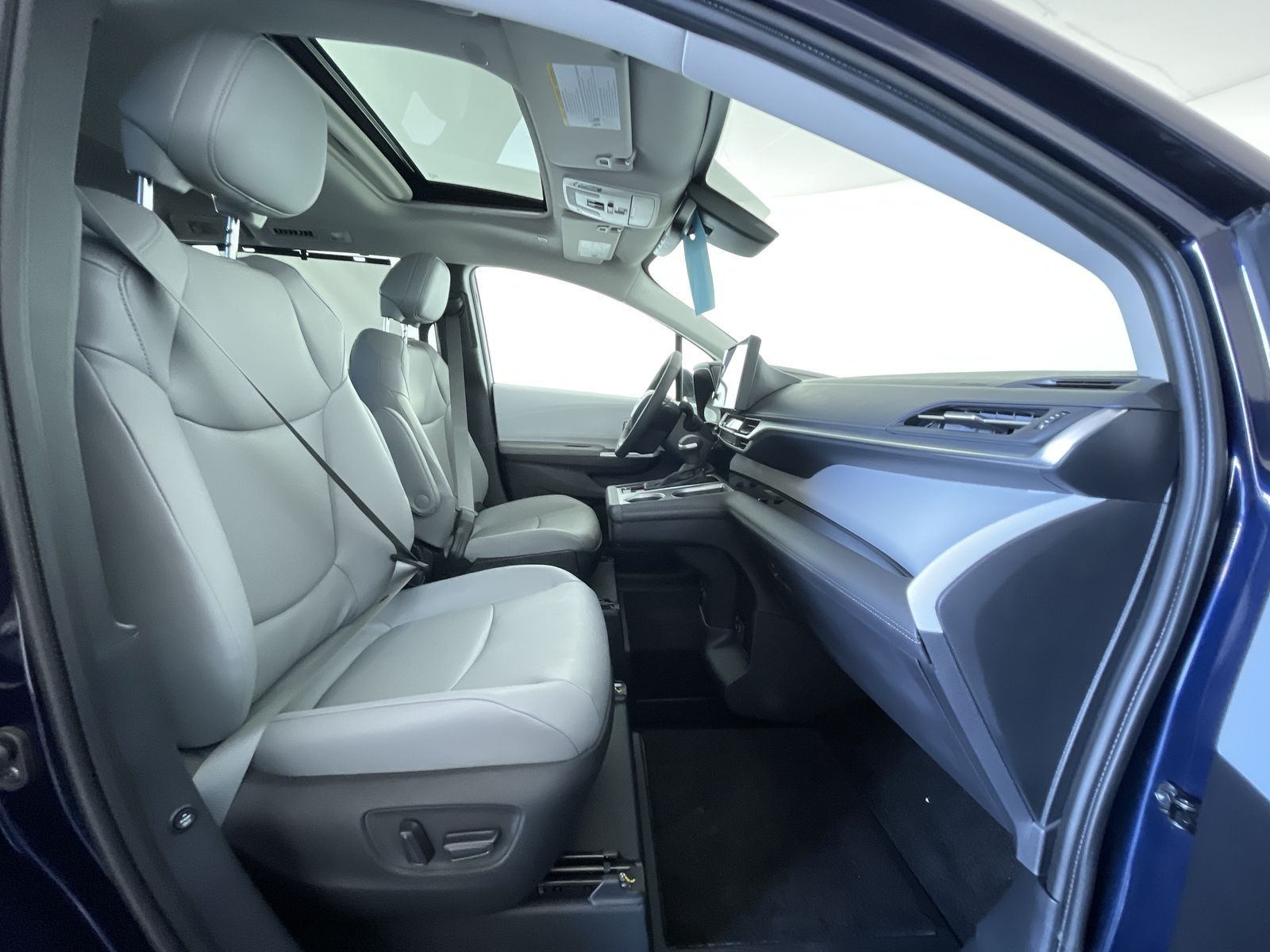 2025 Toyota Sienna XLE - Photo 23