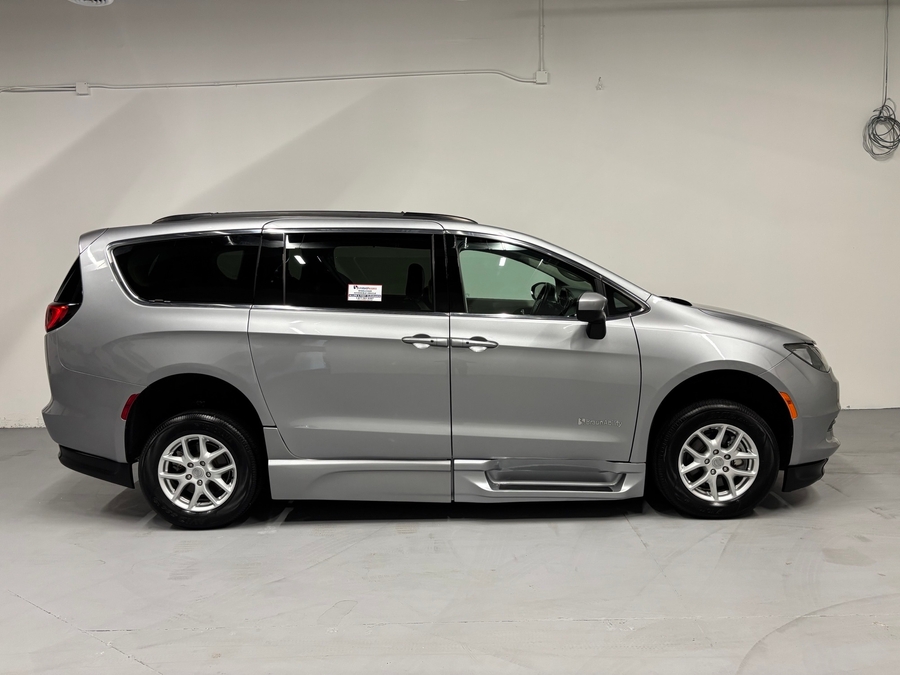 PRE OWNED 2020 Chrysler Voyager LXi