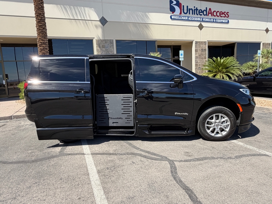 PRE OWNED 2025 Chrysler Pacifica Select