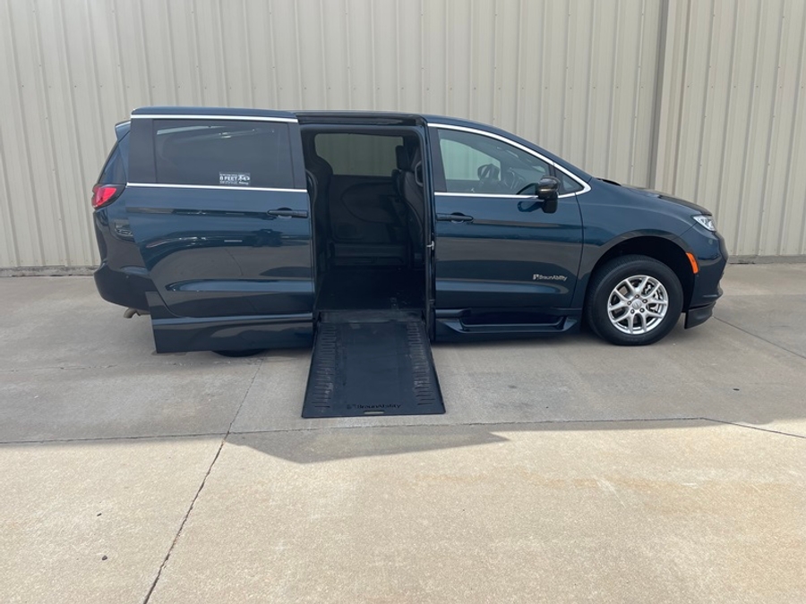 PRE OWNED 2025 Chrysler Pacifica Select