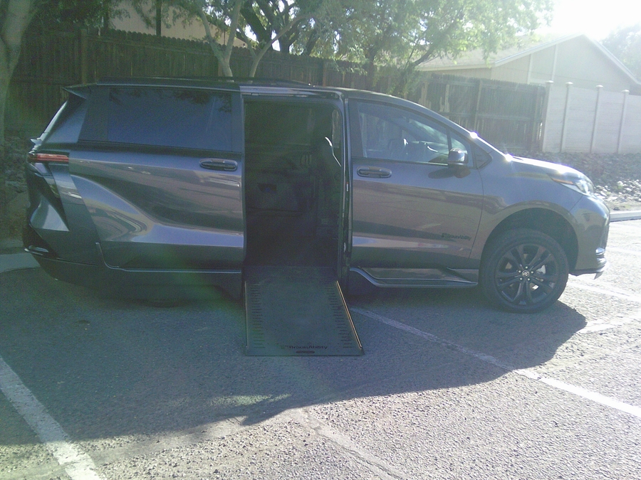 PRE OWNED 2025 Toyota Sienna XSE Sport