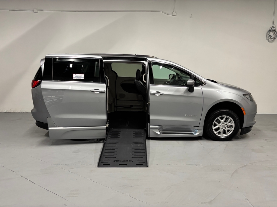 PRE OWNED 2020 Chrysler Voyager LXi