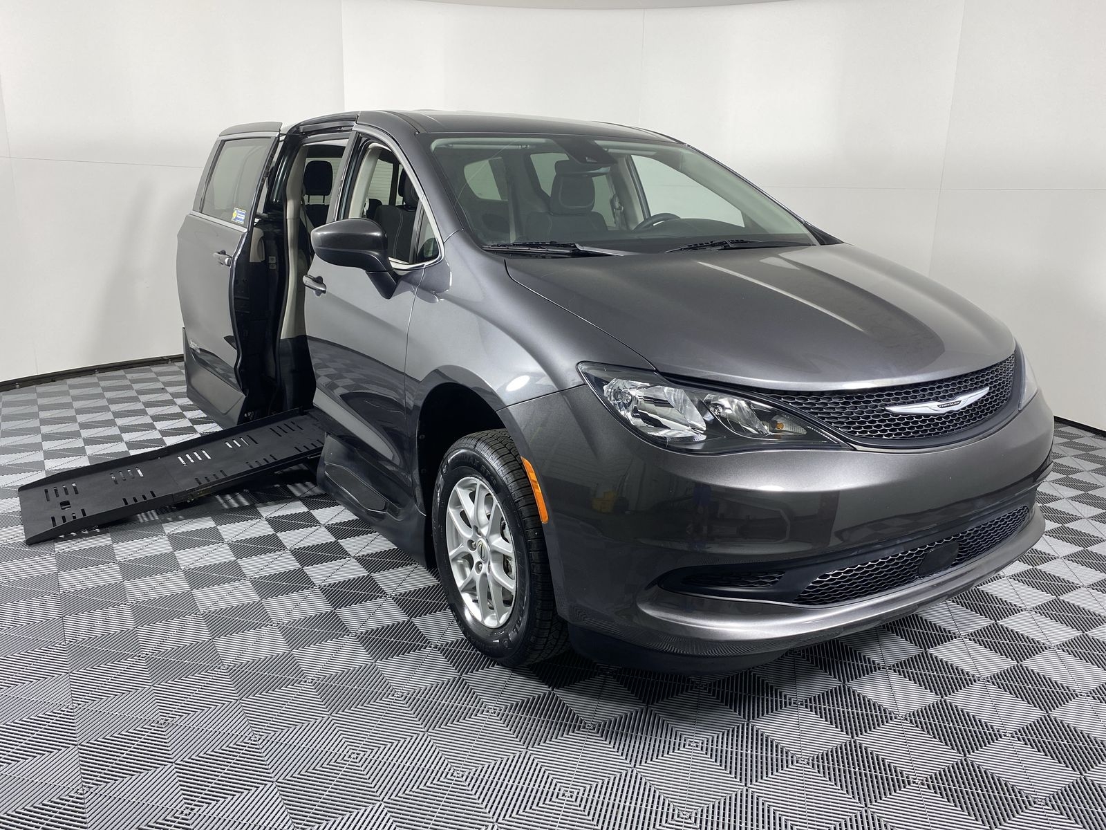 2022 Chrysler Voyager LX