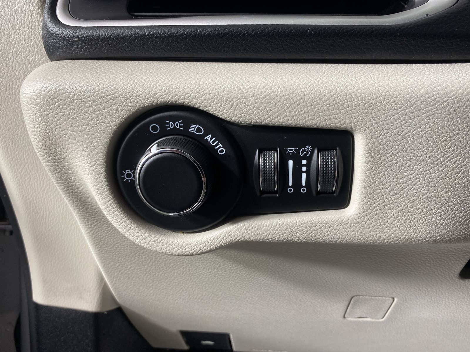2021 Chrysler Voyager LXI - Photo 10