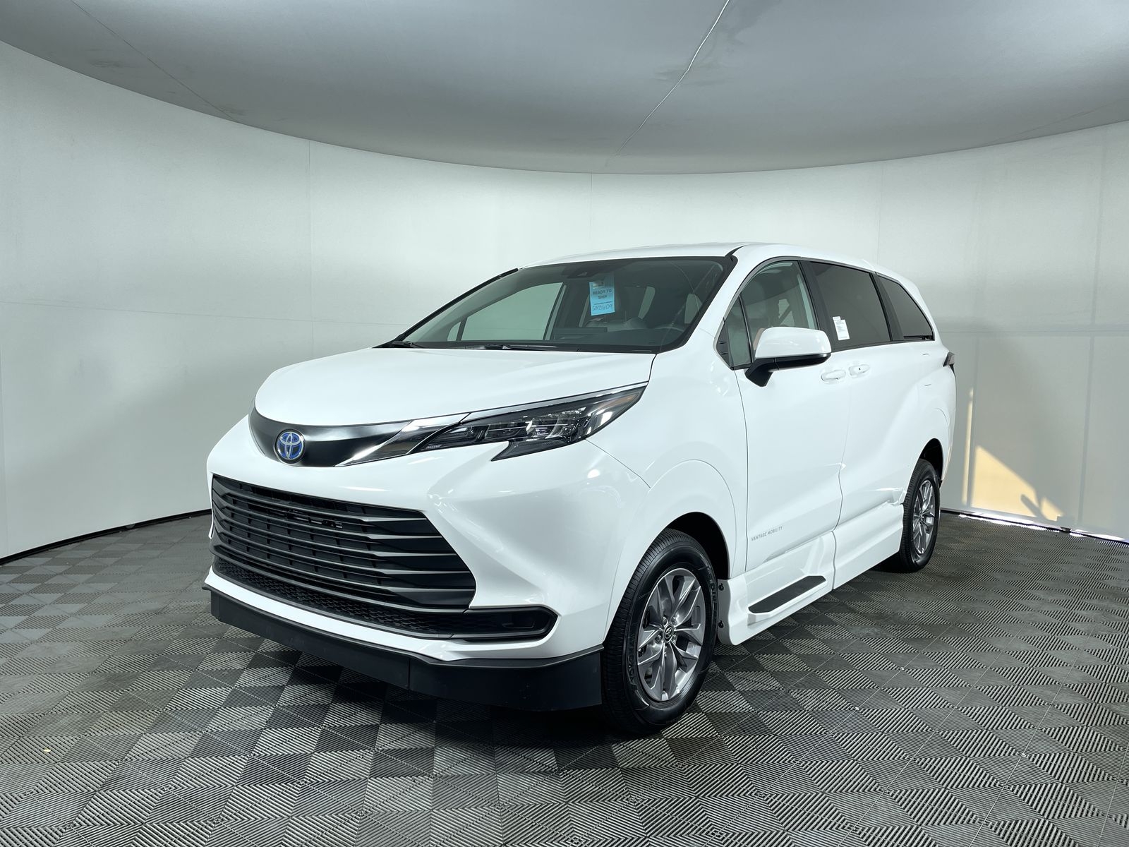 2025 Toyota Sienna LE - Photo 29